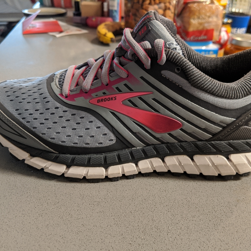 Brooks Ariel 18 running shoes